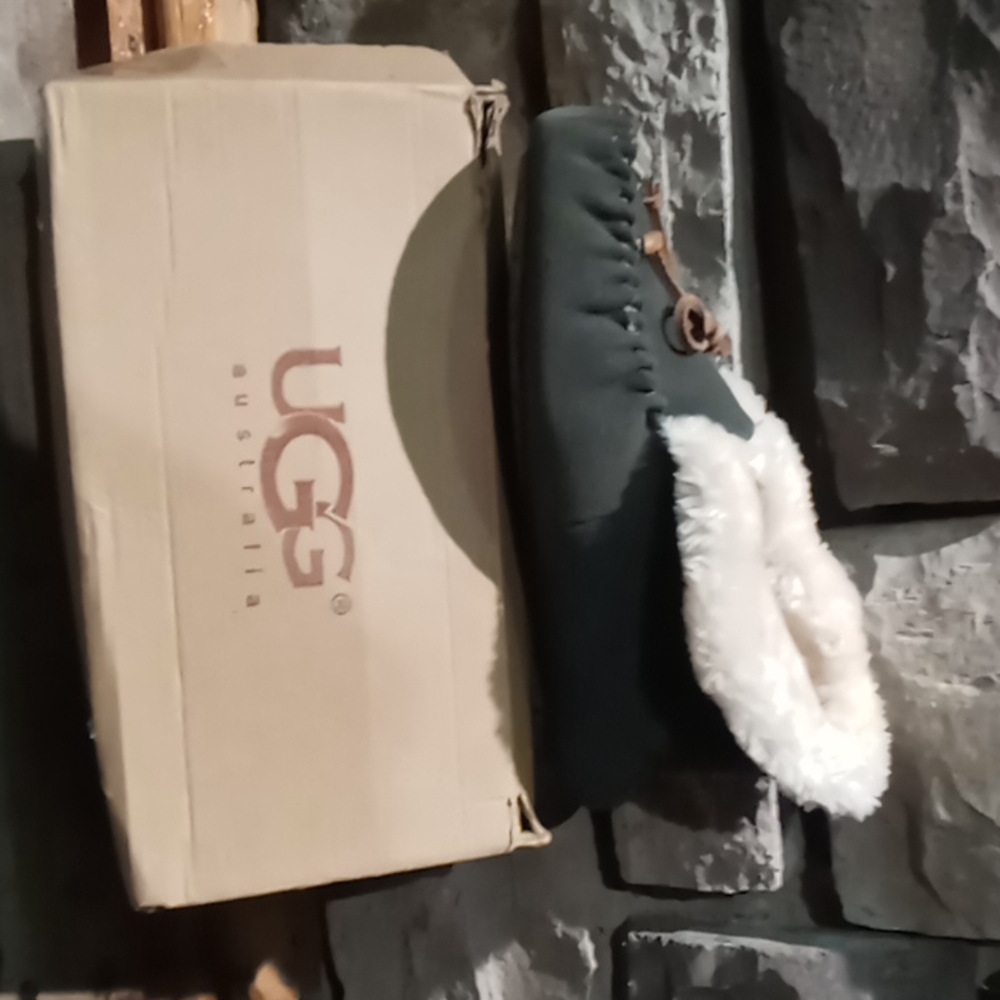 UGGS SLIPPERS - Picture 3 of 5